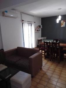 聖羅莎的住宿－Complejo Semaso，客厅配有沙发和桌子
