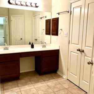 BulverdeにあるCozy & spacious 3 bed home North San Antonio - Stone Oak areaのバスルーム(シンク2台、大きな鏡付)