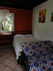 a bedroom with a bed and a window at Cabañas casa victoria in Centro Jaramillo