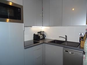 Appartement Les Sables-d'Olonne, 2 pièces, 4 personnes - FR-1-92-609にあるキッチンまたは簡易キッチン