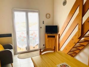 Photo de la galerie de l'établissement Appartement à 100m de la Plage du Marais Girard - 1 Chambre + Mezzanine - Parking Privatif - FR-1-231-211, à Bretignolles-sur-Mer