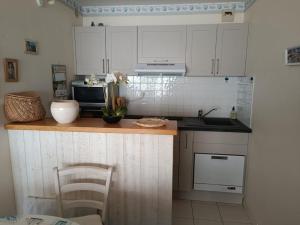 A kitchen or kitchenette at Appartement Les Sables-d'Olonne, 1 pièce, 4 personnes - FR-1-92-624