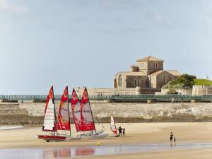 レ・サ​​ーブル・ドロンヌにあるAppartement Les Sables-d'Olonne, 1 pièce, 4 personnes - FR-1-92-624の砂上の帆船を持つ海岸の人々