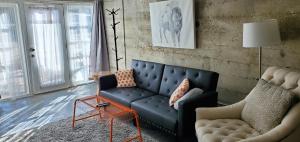 Area soggiorno di Modern lofty studio in Midtown / Charming Old SW