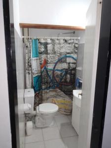 uma casa de banho com um WC e uma cortina de chuveiro em Complejo Semaso em Santa Rosa