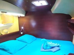 Postel nebo postele na pokoji v ubytování Imagine972 Martinique Bateau Hotel à Quai le Marin 3 Cabines 3 Salles de bains 6 pers maxi