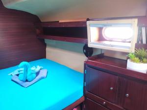 um quarto com uma cama, uma cómoda e um espelho em Imagine972 Martinique Bateau Hotel à Quai le Marin 3 Cabines 3 Salles de bains 6 pers maxi em Le Marin