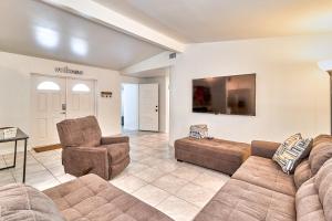 - un salon avec un canapé et une chaise dans l'établissement Convenient 4 Bedroom Home Centrally Located Tampa, à Tampa