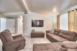 sala de estar con sofá y silla en Convenient 4 Bedroom Home Centrally Located Tampa en Tampa