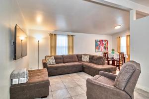 - un salon avec un canapé et deux chaises dans l'établissement Convenient 4 Bedroom Home Centrally Located Tampa, à Tampa