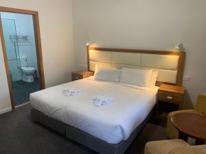 巴拉瑞特的住宿－礦工度假汽車旅館，一间卧室配有一张床,上面有两条毛巾