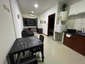 cocina y comedor con mesa y sillas en Departamentos en Edificio Acrebol Santa Cruz, en Santa Cruz de la Sierra