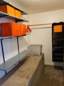 Letto o letti a castello in una camera di Modern lofty studio in Midtown / Charming Old SW