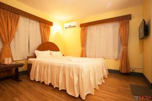 een hotelkamer met een bed en een raam bij Hotel Melungtse & Apartment in Tokna