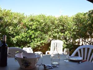 Nápoje v ubytovaní Maison en bord de mer avec terrasse ensoleillée, mezzanine, et parking privé - 4 couchages à Gruissan - FR-1-229-843