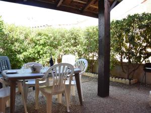 Vonkajšia záhrada v ubytovaní Maison en bord de mer avec terrasse ensoleillée, mezzanine, et parking privé - 4 couchages à Gruissan - FR-1-229-843