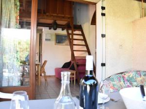 Posedenie v ubytovaní Maison en bord de mer avec terrasse ensoleillée, mezzanine, et parking privé - 4 couchages à Gruissan - FR-1-229-843
