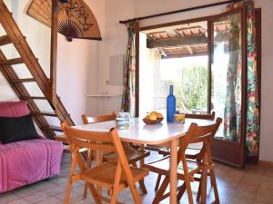 Posedenie v ubytovaní Maison en bord de mer avec terrasse ensoleillée, mezzanine, et parking privé - 4 couchages à Gruissan - FR-1-229-843