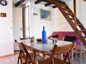 Posedenie v ubytovaní Maison en bord de mer avec terrasse ensoleillée, mezzanine, et parking privé - 4 couchages à Gruissan - FR-1-229-843