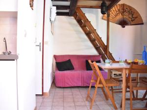 Posedenie v ubytovaní Maison en bord de mer avec terrasse ensoleillée, mezzanine, et parking privé - 4 couchages à Gruissan - FR-1-229-843