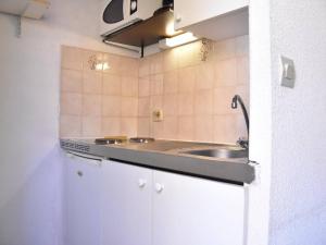 Kuchyňa alebo kuchynka v ubytovaní Maison en bord de mer avec terrasse ensoleillée, mezzanine, et parking privé - 4 couchages à Gruissan - FR-1-229-843