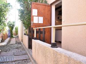 Fotografia z galérie ubytovania Maison en bord de mer avec terrasse ensoleillée, mezzanine, et parking privé - 4 couchages à Gruissan - FR-1-229-843 v destinácii Gruissan + 12 fotografií