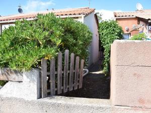 Fotografia z galérie ubytovania Maison en bord de mer avec terrasse ensoleillée, mezzanine, et parking privé - 4 couchages à Gruissan - FR-1-229-843 v destinácii Gruissan