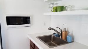 Cucina o angolo cottura di Modern lofty studio in Midtown / Charming Old SW