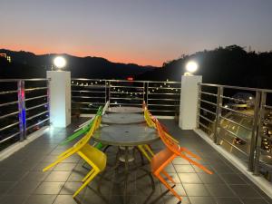 een tafel op een balkon met verlichting bij Mei Jen house B&B 日月潭民宿 in Yuchi
