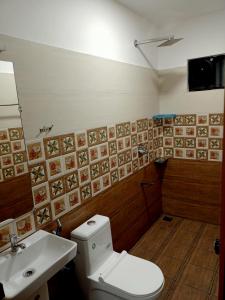 uma casa de banho com um WC e um lavatório em La casa de Alexa homestay em Idukki