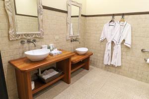 A bathroom at The Riverside Inn