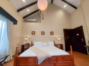 A bed or beds in a room at The Riverside Inn
