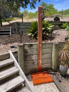 Between the Beach Flags Private Luxury Family Fun Hideaway外面的花园