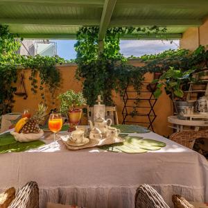 uma mesa com uma toalha de mesa branca e um copo de vinho em Villa Ivano apartmani em Biograd na Moru