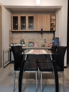 uma mesa de jantar e cadeiras numa cozinha em Villa Asri em Batu