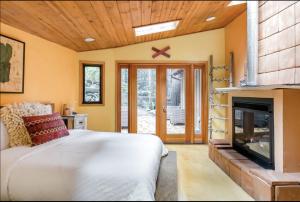 1 dormitorio con 1 cama y chimenea en Sur Grove Big Sur, en Big Sur