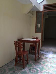 een tafel en 2 stoelen in een kamer bij Garser in Yogyakarta