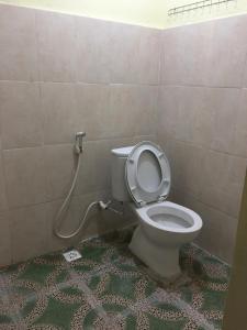 La salle de bains est pourvue de toilettes avec un siège. dans l'établissement Garser, à Yogyakarta