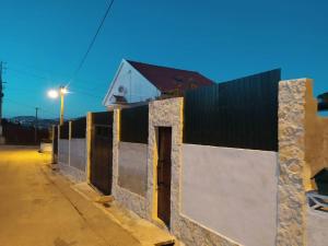 Ein Zaun auf einer Straße neben einem Straßenlicht in der Unterkunft Ginjals 67 in Almargem do Bispo