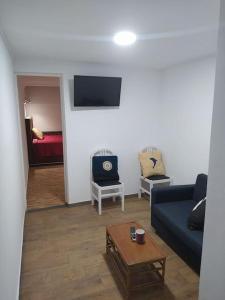 - un salon avec un canapé bleu et une table dans l'établissement Ginjals 67, à Almargem do Bispo