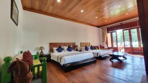 Un dormitorio con una cama grande y un techo de madera. en Blue Shell Resort, en Mui Ne 117 fotos más