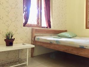 - une chambre avec 2 lits et une fenêtre dans l'établissement Garser, à Yogyakarta