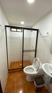 HTL campestre aguas vivas في Doradal: حمام مع مرحاض ومغسلة