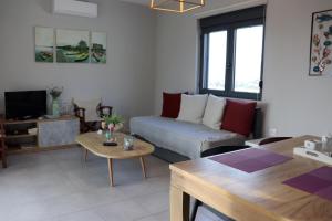 salon z kanapą i stołem w obiekcie Triopetra View 1 w mieście Triopetra