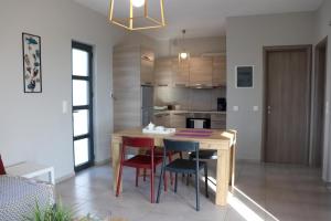 una cucina e una sala da pranzo con tavolo e sedie di Triopetra View 1 a Triopetra