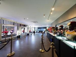 uma sala cheia de figuras de acção em exposição em Stardust Boutique Hotel em Hua Hin