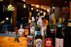 um grupo de garrafas de cerveja sentadas numa mesa em Lodge Scole em Zao Onsen