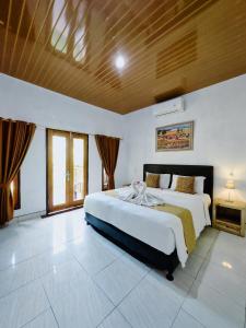a bedroom with two beds in a room at The Banana House in Nusa Penida