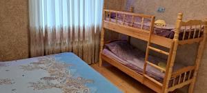 - une chambre avec 2 lits superposés et des draps violets dans l'établissement Hasanovs Villa, à Baku