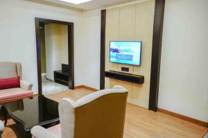 TV a/nebo společenská místnost v ubytování The Grand Nirvana Hotel